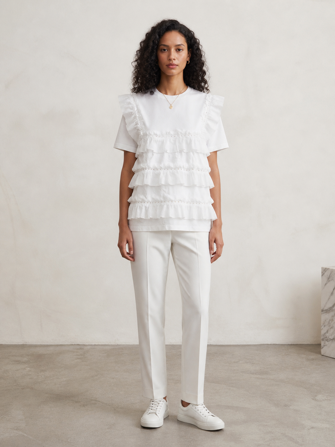 T-shirt Bianca con Balze in Tulle – Eleganza Romantica